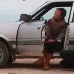 أسترالي يحقق حلم والدته المصابة بالشلل ويركب بها أمواج البحر مخاطراً بحياته 