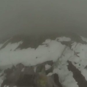 مغامر يخاطر بحياته ويقفز من رأس الجبل نحو المجهول