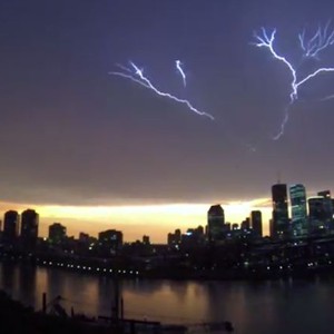 بالفيديو: شاهد روعة العاصفة الرعدية التي ضربت مدينة بريزبن الاسترالية مساء الاثنين 