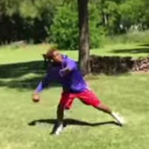 تمريرة خيالية وقدم ذهبية تدخلان مراهقاً أمريكياً لعالم الشهرة