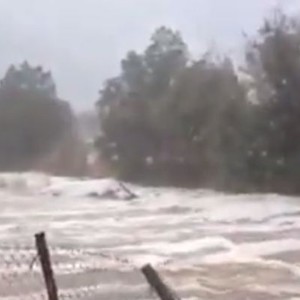 الأمطار الغزيرة والسيول تقطع اوصال بعض المناطق الباحة 