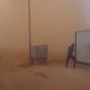 زوبعة رملية ضخمة تجتاح مخيم الزعتري للاجئين السوريين 