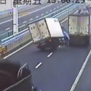 بالفيديو: سائق ينجو من السقوط من على جسر مائي في حادثٍ مُروع 