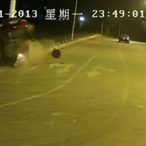 بالفيديو: حادث مروع يتسبب بـثلاث وفيات نتيجة السرعة الزائدة