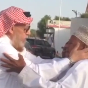 الصدفة تجمع بين كويتي وعُماني بعد 44 عاماً من الفراق