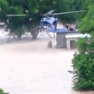 بالفيديو: قائد مروحية مُحترف يُجازف بحياته لإنقاذ عائلة عالقة وسط السيول
