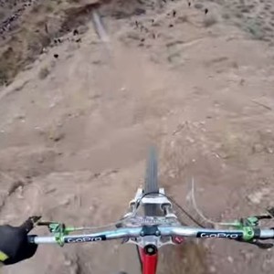 مشاهد تحبس الأنفاس لمغامر يمتطي دراجته على طريق شديد الوعورة 