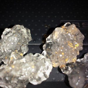 بالصور: البرد يتساقط بأشكال غريبة تُشبه الألماس على الحريق! فما سبب هذه الظاهرة ؟