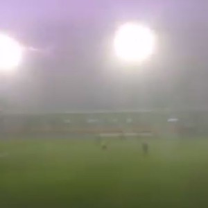 عاصفة مطرية شديدة توقف المباراة وتجبر اللاعبين والحكام على الهرب 