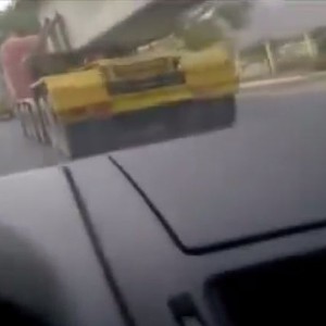 بالفيديو: شاب متهور من السعودية يعبر بسيارته تحت الشاحنات 