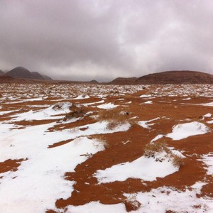 عاجل: الصور الأولية لتساقط الثلوج على مرتفعات تبوك 