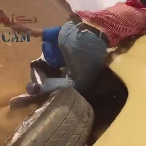 شابين سعوديين يُجازفان بتبديل إطار سيارة تسير على عجلين .. شاهد النتيجة 