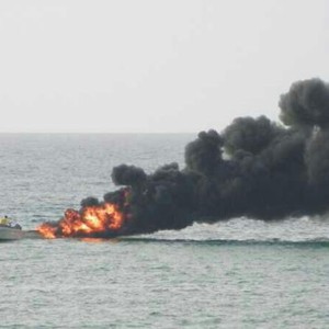 بالفيديو: أذكى طريقة يُمكن أن تراها لإخماد النيران في قارب مُشتعل وسط المياه 