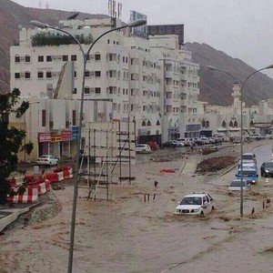 بالصور: الأمطار تغرق بعض الاحياء السكنية في مسقط .. وأمطار الامارات تُنعش اجواء الصباح 