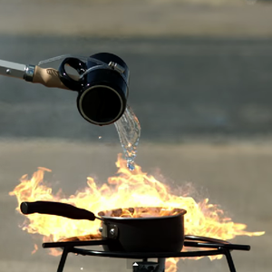 شاهد ماذا يحدث إذا استخدمت الماء لإطفاء الزيت المغلي 