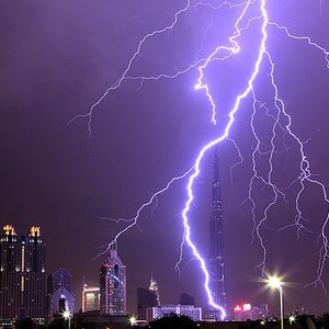  شاهد لحظة تعرض برج خليفة لصاعقة رعدية قوية خلال الأمطار الأخيرة 