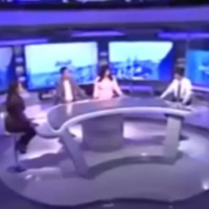 لحظة وقوع زلزال في جزائر على الهواء مباشرة 