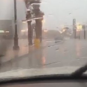 بالفيديو: شاهد دهشة الأطفال بالأمطار الغزيرة التي هطلت الاحد على منطقة تبوك