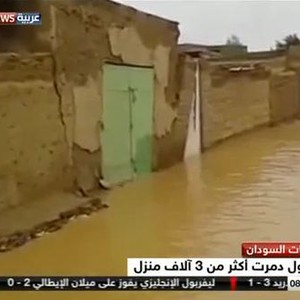 سوداني يصور مقطعاً لإنهيار أحد المنازل جراء الأمطار الغزيرة والفيضانات  