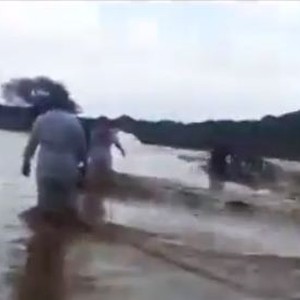 بالفيديو: انقاذ مواطن جرفته السيول بقرية عمق شمال شرق املج