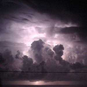 بالفيديو شاهد قوة البروق التي ضربت غرب المدينة مساء السبت