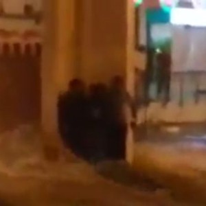 بالفيديو: مُحاصرين يتشبثون بأحدى الأعمدة وسط السيول بسلطنة عمان  