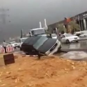 بعد أمطار الرياض: شاهد كيف انهار الطريق بسيارة جمس      