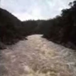 بالفيديو: شاهد واستمع لقوة وهدير السيول في منطقة تبوك 