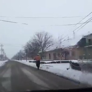 بالفيديو: رجل غريب الأطوار يجري دون قميص في درجة حرارة  35 درجة تحت الصفر 