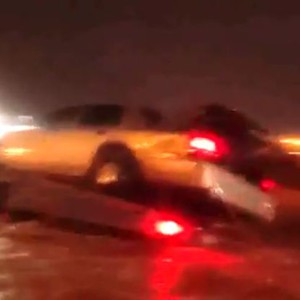 بالفيديو: شاهد كيف غدرت انهيارات الطرق بسطحه في الرياض 