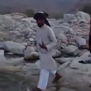 بقايا الأمطار تضع مواطناً بموقف محرج مرتين خلال 30 ثانية  