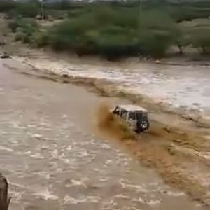 شاب متهور يُصر على اجتياز السيل رغم التحذيرات والنتيجة ..