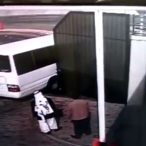 بالفيديو: حادث مروع  لسقوط باب على سعودي كاد أن يتسبب في قتله