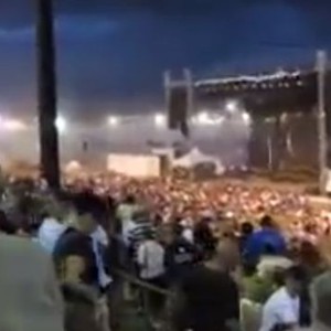 رياح عاتية تُحول حفلاً غنائياً إلى منطقة كوارث خلال أقل من دقيقة 