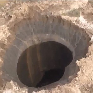 طائرة ترصد ثقباً أسوداً عملاقاً ظهر فجأة في أراضي سيبيريا