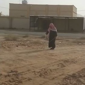 شاهد كيف يستدل هذا المسن السعودي الأعمى على طريقه للمسجد 