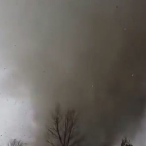 مقطع خطير لعاصفة تدمر منزل و أصحابه داخله