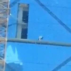 عامل يؤدي صلاته في أخطر موقعٍ يُمكن أن تراه  