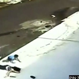 بالفيديو: طفل برازيلي ينجو من الموت بعد أن دهست السيارة رقبته مرتين!!  
