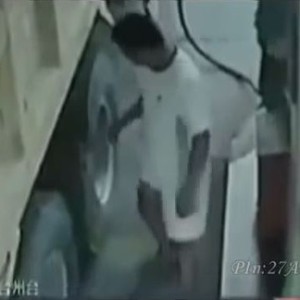 إنفجار إطار شاحنة يُطيح بسائقها ويدُب الذعر في محطة للوقود  