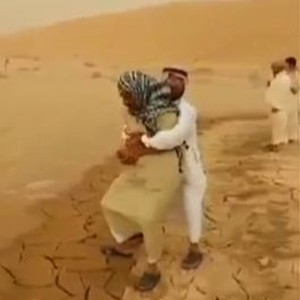فيديو طريف : مزاح شخصين في أمطار السعودية يتسبب في سقوطهما معاً في الوحل 