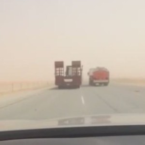 على طريق الدمام : سائق شاحنة يسير بسرعة 130 كم غير مبالٍ بأرواح الناس