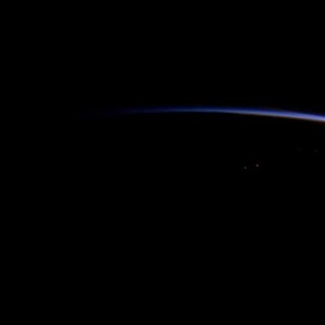 ناسا ترصد مشهداً رائعاً ونادراً لشروق الشمس على كوكب الأرض 