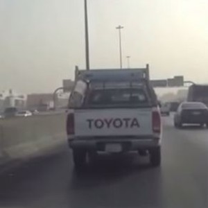 سعودي يتصل بسائق السيارة التي أمامه ليفسح له الطريق