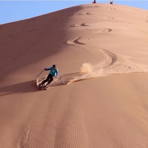 عاجل وبالفيديو : سيول وفيضانات قوية تجتاح المندق وتداهم السيارات شمال الباحة 