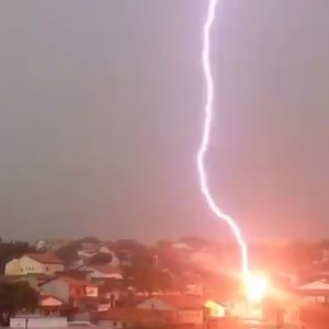 بالفيديو: صاعقة رعدية تُصيب منزلاً إصابة مباشرة في البرازيل 