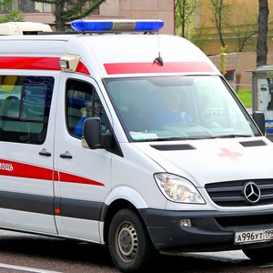 مفحط سعودي يتعمد إعاقة سيارة إسعاف تحمل مريضاً يواجه الموت في الرياض 