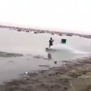 كويتي يستغل بحيرات الأمطار للتزلج والترفيه 