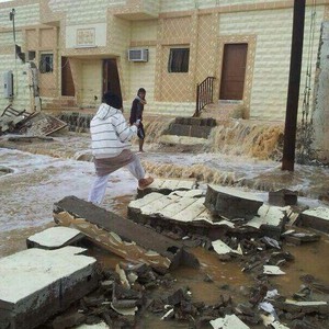  بالصور:  الأمطار تسبب بانهيار جدار احد المنازل باملج 