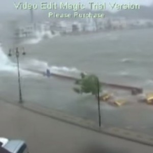 فيديو نادر للأمواج القوية التي ضربت سواحل مسقط أثناء تأثير الإعصار جونو 